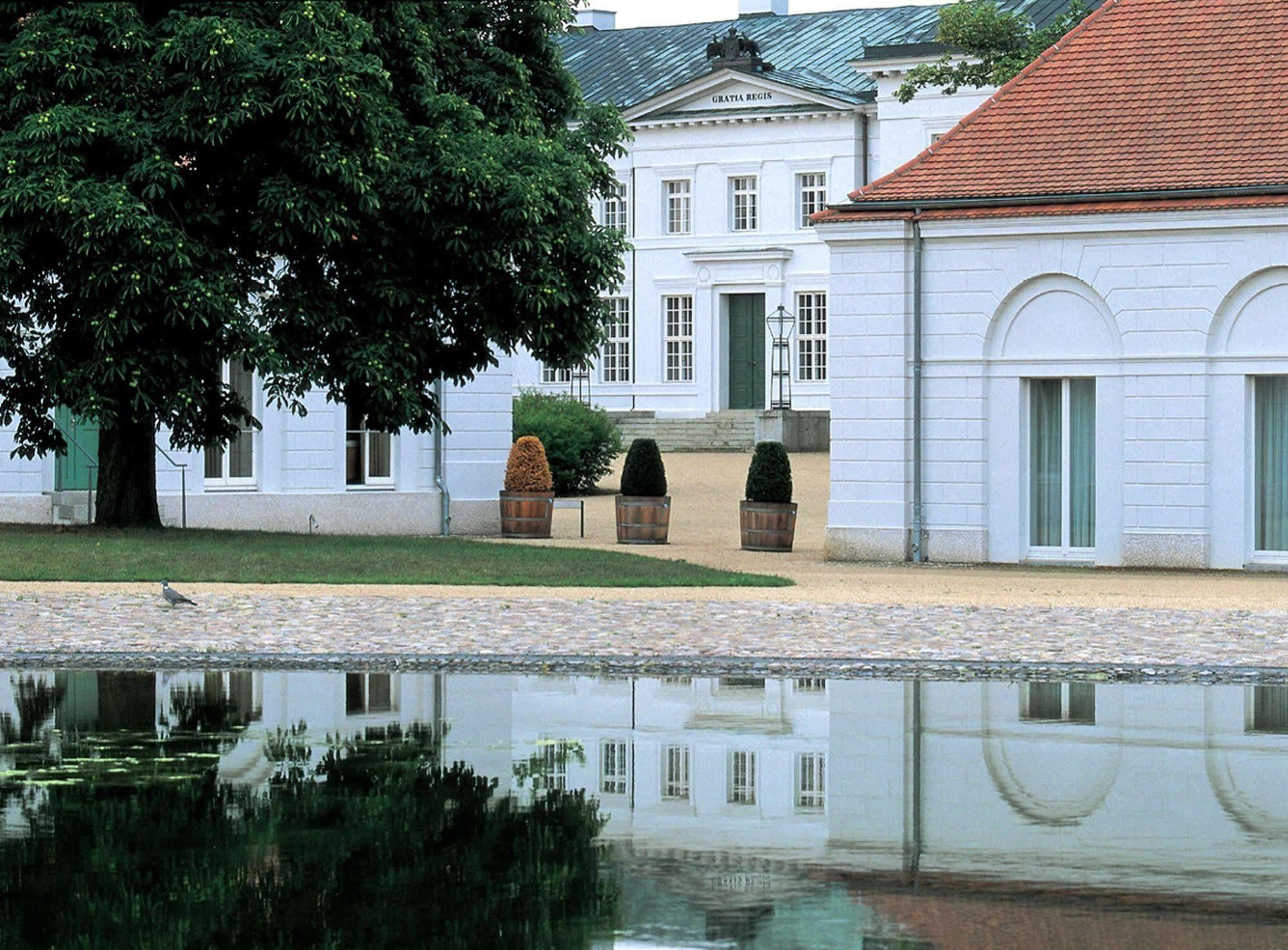 Hotel Schloss Neuhardenberg Exterior foto